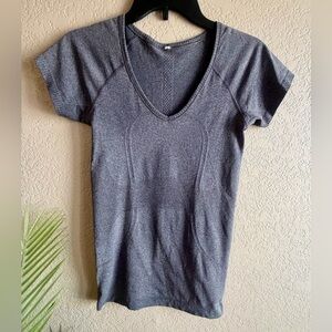 🍋Lululemon Swiftly Tech V-Neck Women's Top
Gray, Size 4